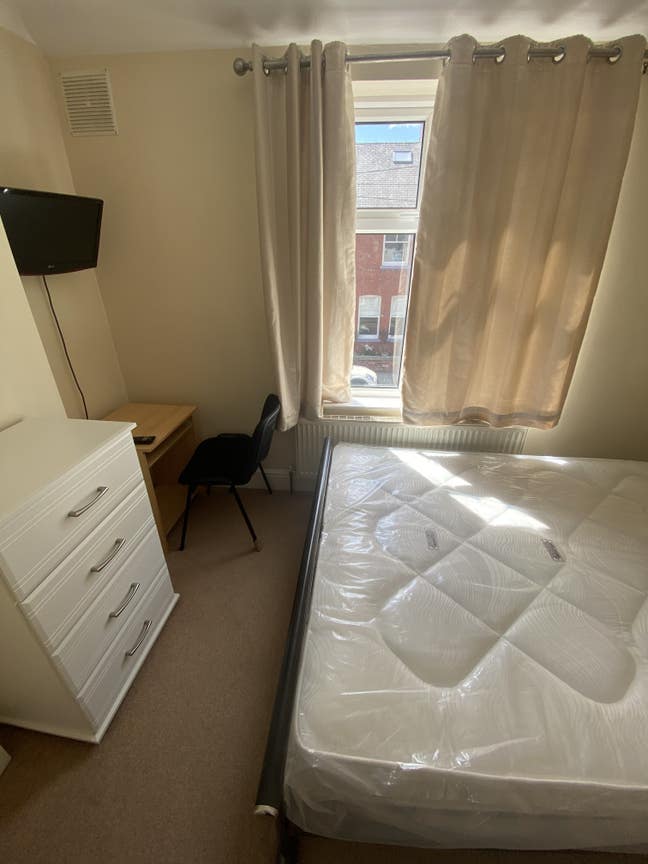 Double bedroom for rent in house in York Main Photo