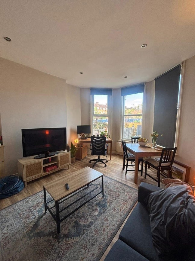 Room in beautiful house Main Photo