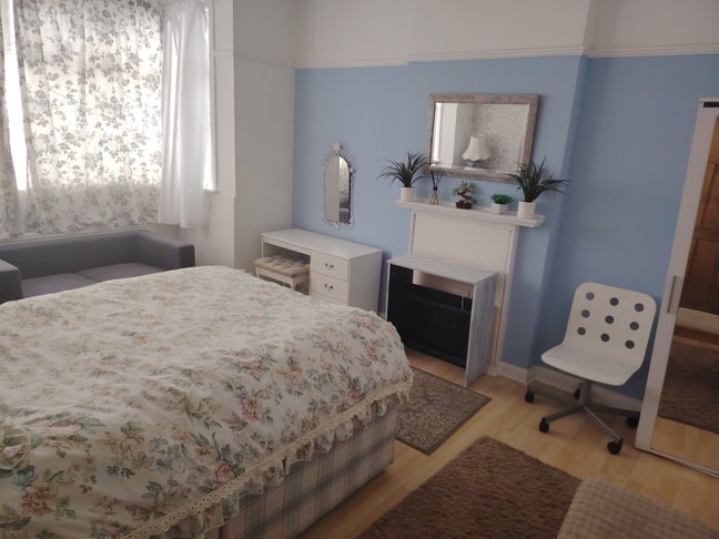 One double bedroom available short term Main Photo