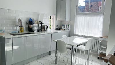 Stunning 3-Bed, 2-Bath Apartment | Chiswick W4 Main Photo