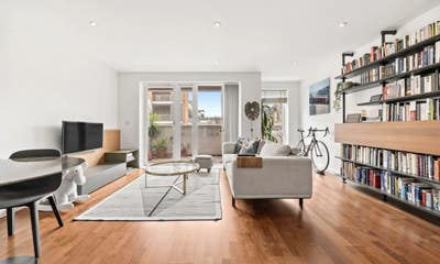 Ensuite w/ balcony - Whole flat practically yours Main Photo