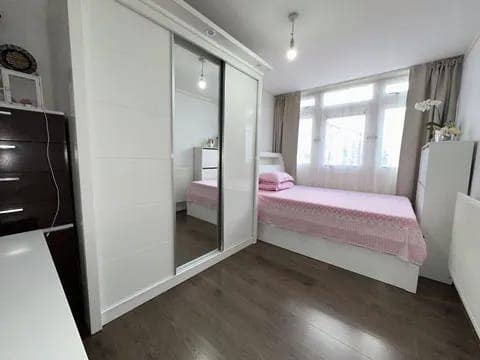 Double room available in E1 Main Photo