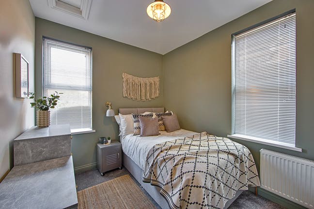 Sedgley Avenue - Professional House Share Main Photo