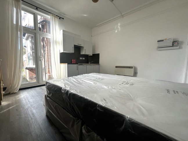 BEDSIT - Queen's Road, LE2 Main Photo