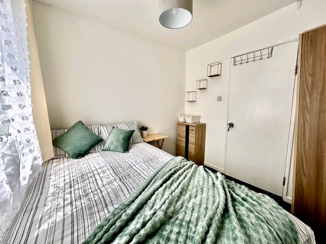 Bow/ Mile End Room available now for rent!  Main Photo