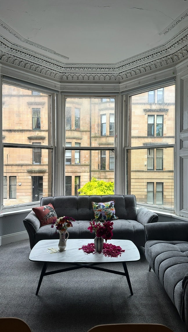 Large room in gorgeous Victorian flat| Female only Main Photo