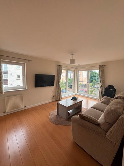 Double room available in large 2-bedroom apartment Main Photo
