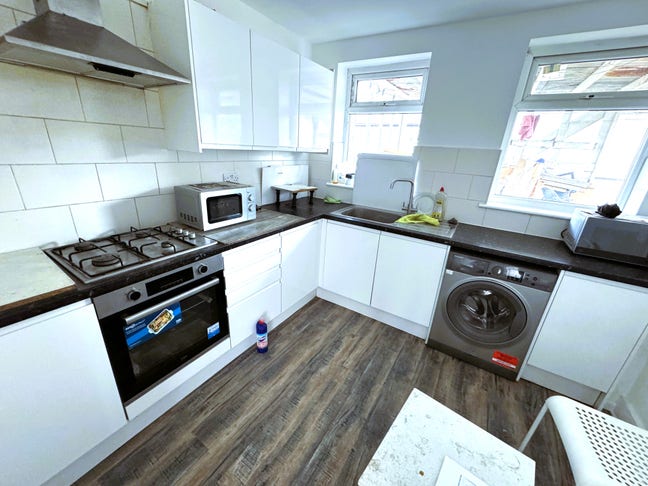 3 Bed Flat Stratford &pound;2425 Pcm Bill Separate Main Photo