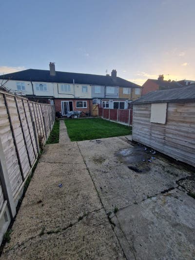 🏡 Spacious 4 Bed Family Home with Garden Main Photo