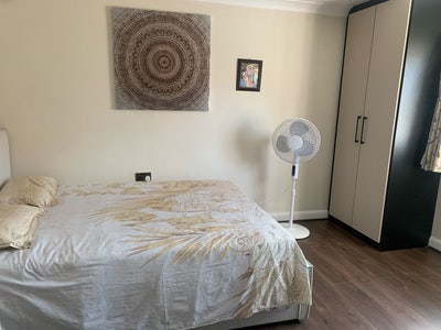 2 Rooms - double and single are available to rent  Main Photo