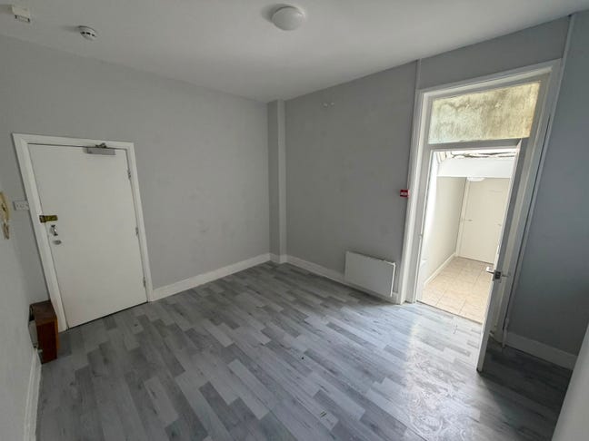 DSS-1 Bed Flat Available in Norwood Croydon SE25 Main Photo