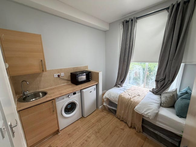 DSS-Self-Contained Studio Available in Clapton E5 Main Photo