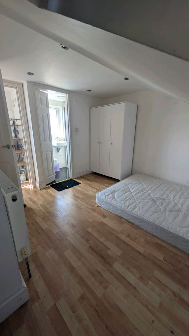Bright Loft Room Available – Green Street, London Main Photo