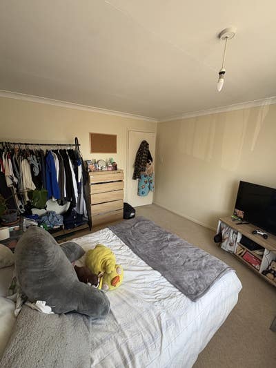 Unfurnished double room available Main Photo