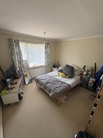 Spacious double room - on street parking - garden Main Photo