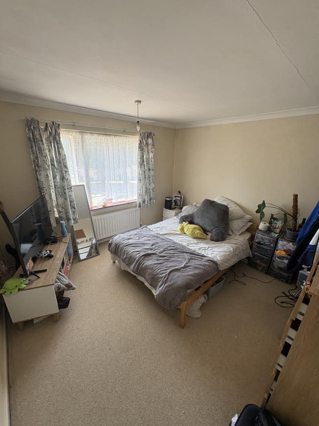 Spacious double room - on street parking - garden Main Photo