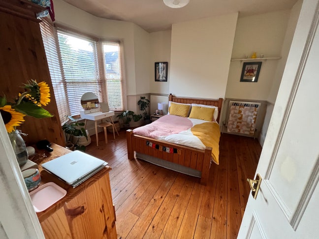 Bright and spacious room in N8 Main Photo