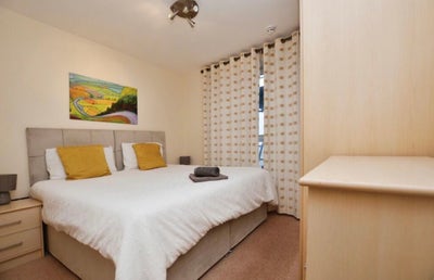 Double room, en-suite, 2 mins to Woking Station Main Photo
