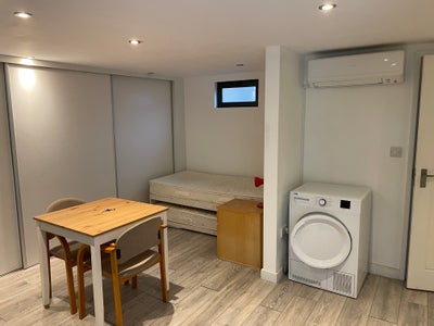 Self contained studio for rent in Billerciay Main Photo