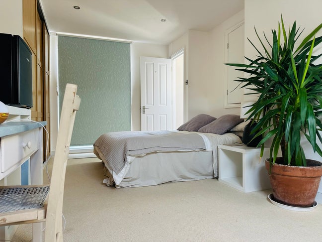 Peaceful Ensuite Room in  Hove Main Photo
