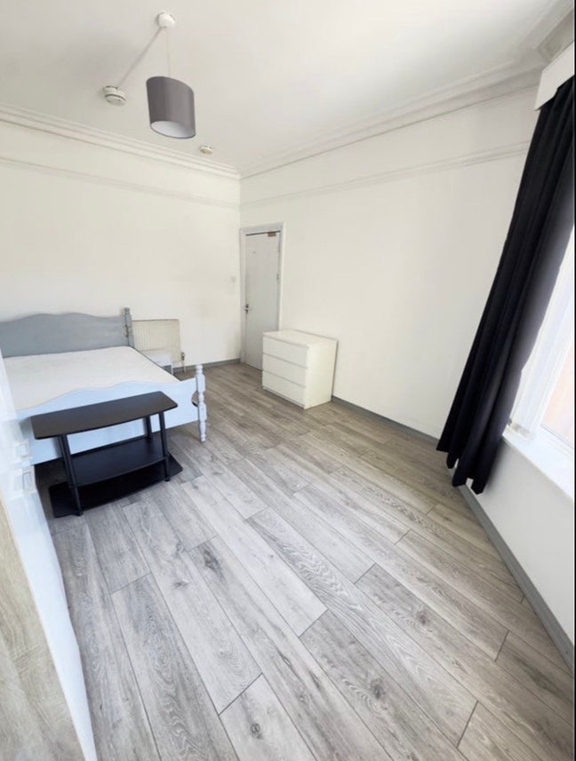 Spacious double bedroom great transport links Main Photo