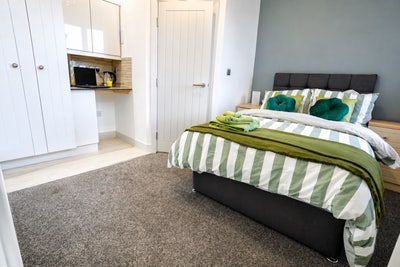 Refurbished Large En-Suite Room Main Photo