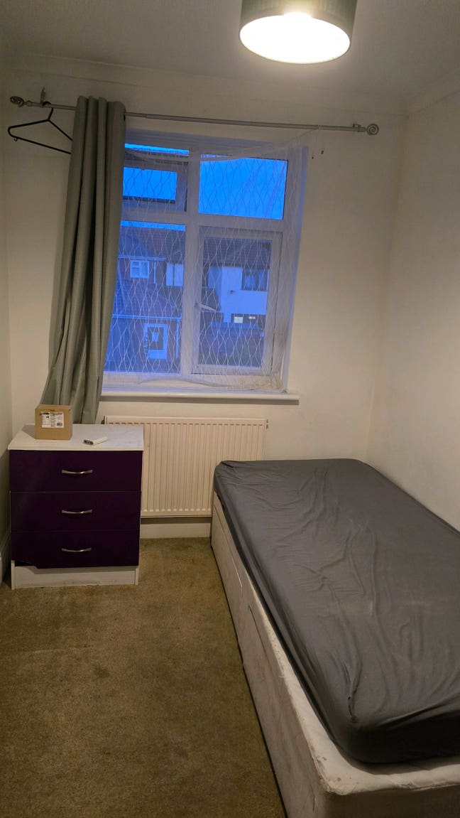 Sought after room in Slough Main Photo