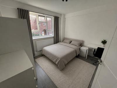 Rooms in Refurbished Flat next to Kingston Hospita Main Photo