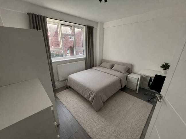 Rooms in Refurbished Flat next to Kingston Hospita Main Photo