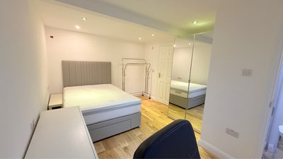 A large en-suite room available in Marston Main Photo
