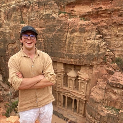 25 y/o consultant seeking room in social house Main Photo