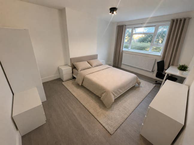 Rooms in Refurbished Flat next to Kingston Hospita Main Photo