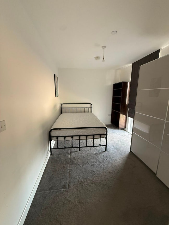 Spacious Double room to rent - all bills included  Main Photo