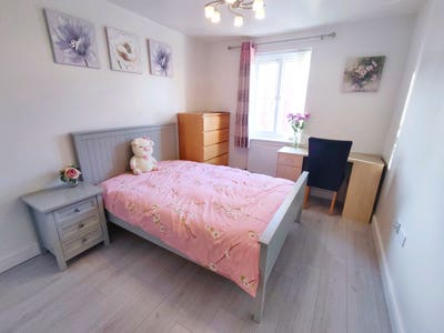 Double  Room with en-suite for  female lodger Main Photo