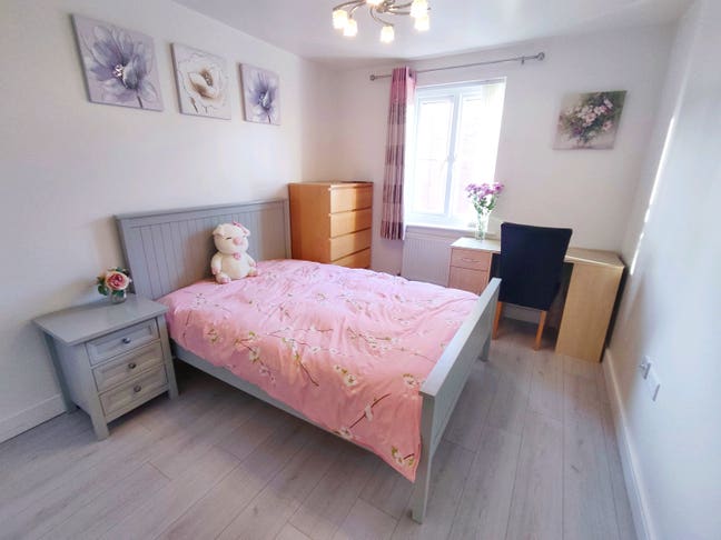 Double  Room with en-suite for  female lodger Main Photo