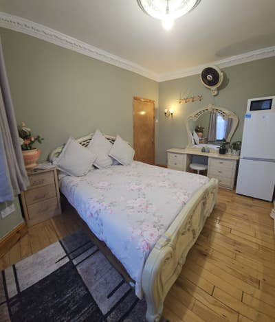 Large Double Room - close to Leyton Tube Main Photo