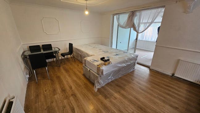 En suite in large house. Big garden. Station 10min Main Photo