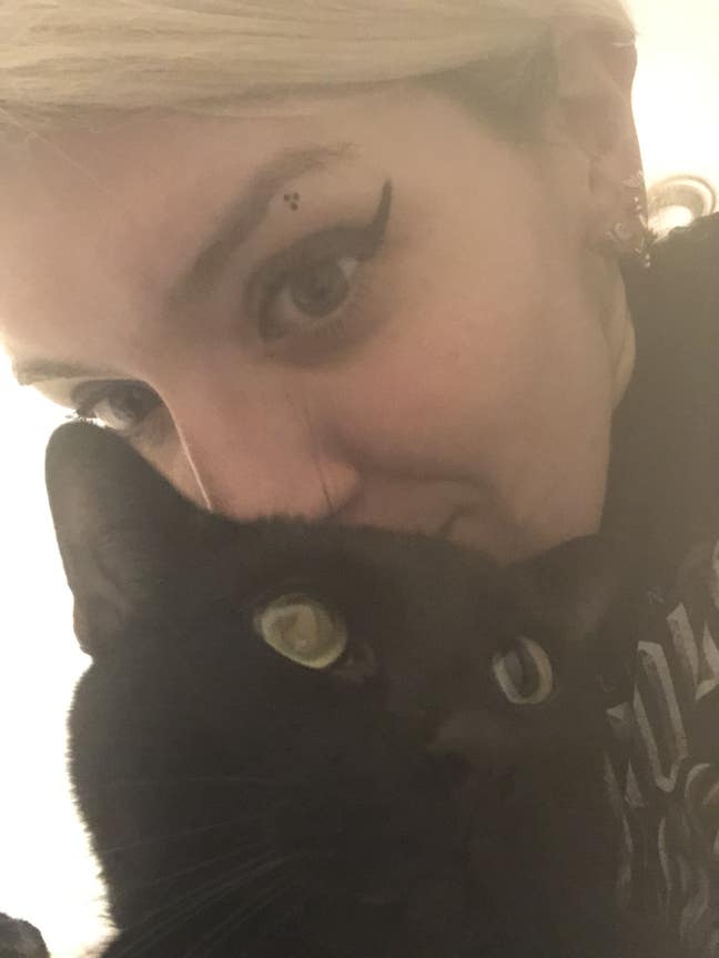 Female professional looking for flatmates Main Photo
