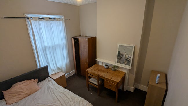 Furnished  Bedsit  in  Northcote  Road Area SW11  Main Photo