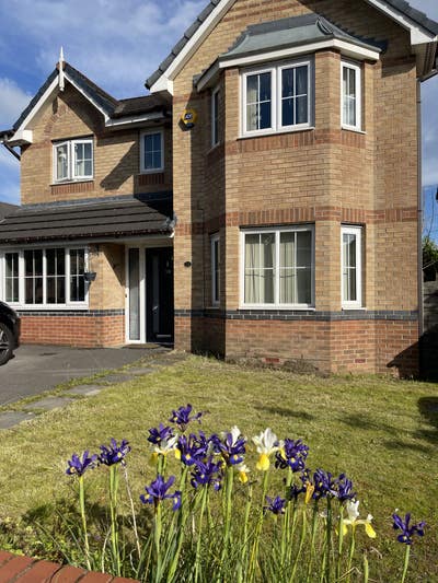 Beautiful and spacious 5 bed Detached house  Main Photo