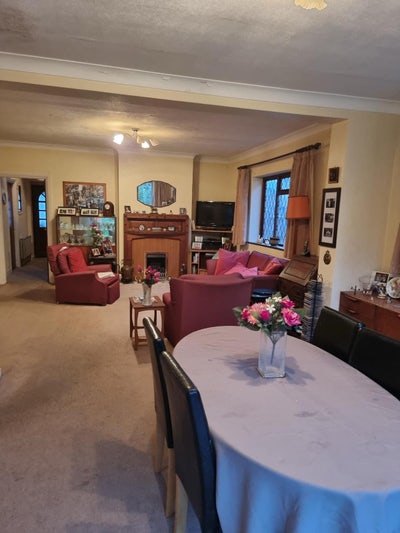 Double room available in a 4 bedroom property Main Photo