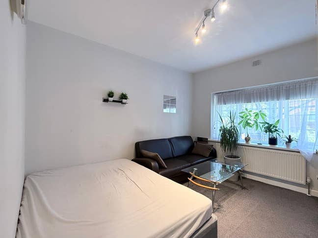 Spacious Double Room | &pound;700 Bills Included | North Main Photo
