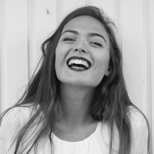 27yo French saleswoman - UCLA graduate Main Photo