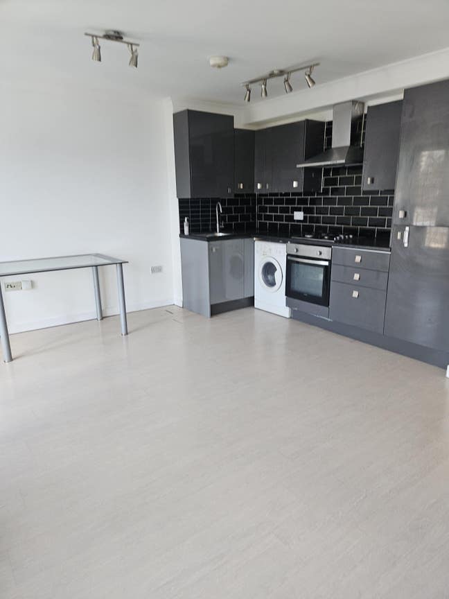 3 Bed Flat with  2Bthrooms in Great location  Main Photo
