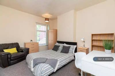 Double Room available in CV1 for a girl Main Photo