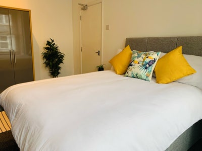 Stunning spacious room - great location!! Main Photo