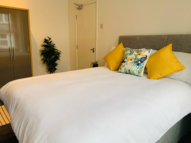 Stunning spacious room - great location!! Main Photo