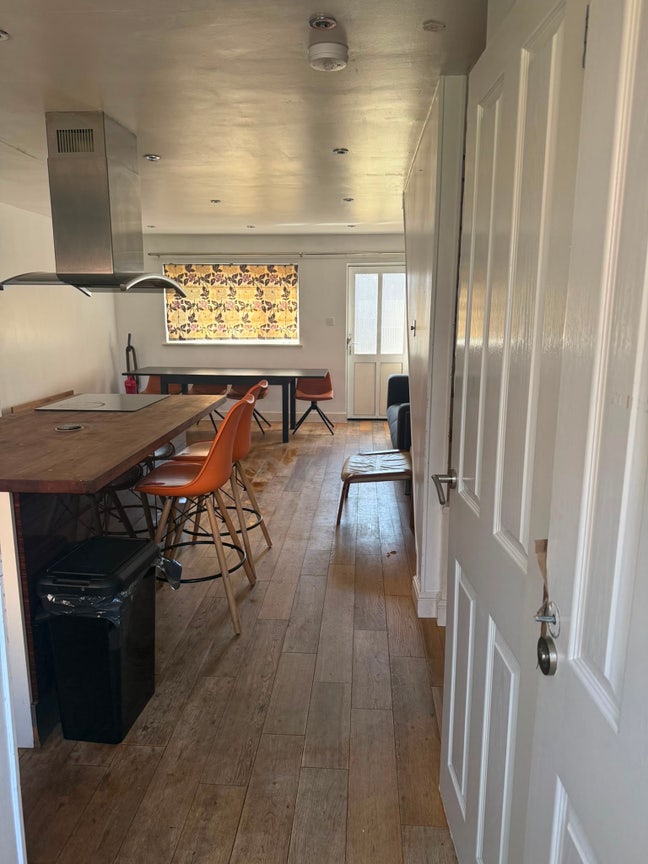 3br house Canada Water 12/8-11/9 Short-Let Main Photo