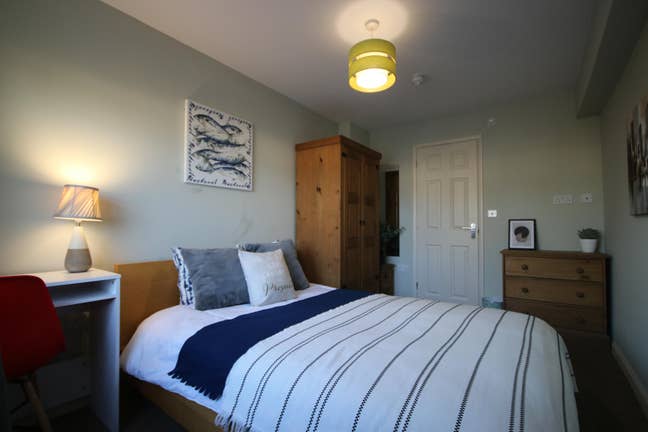 En suite close to hospital+plenty of parking Main Photo