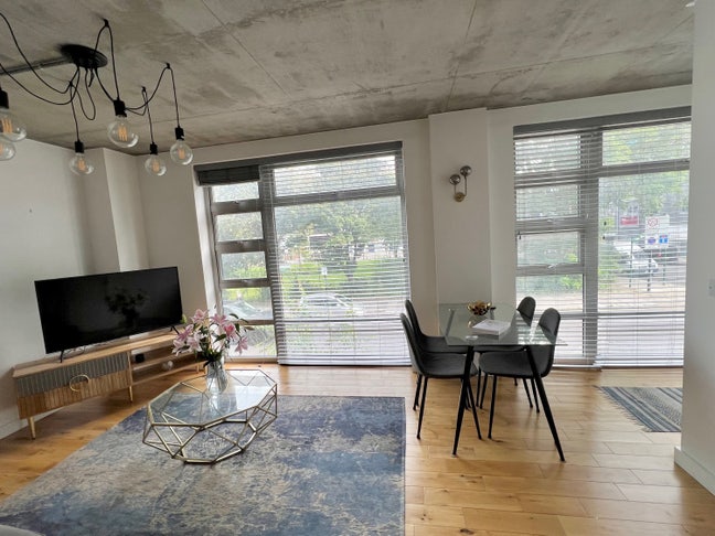High end 2 bed flat, 10min Old St, Available 11.09 Main Photo